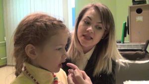 Si ta mësoni një fëmijë të shqiptojë tinguj në shtëpi?