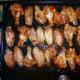 En saftig og smakfull rett til hjemmebordet: hvordan lage kyllingvinger deilig i ovnen