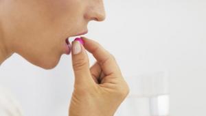 I hvilke tilfeller og hvordan ta piller for å stoppe menstruasjonen