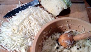 Hur man saltar kål i en burk i saltlake: grundrecept